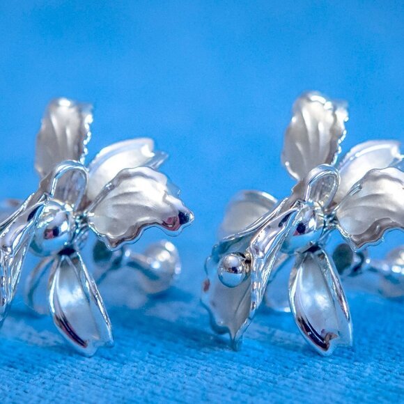 BEAUTIFUL Vintage Orchid Screw Back Earrings Silver Tone - Picture 9 of 9